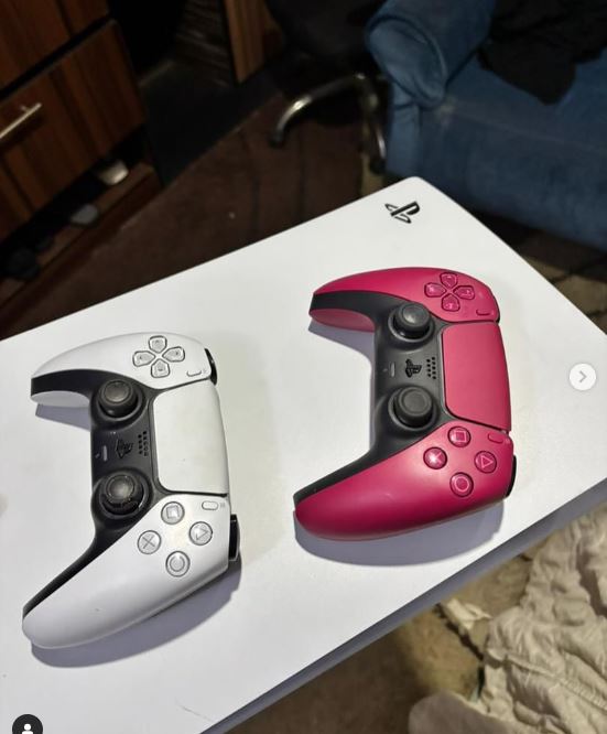 PS5 1TB with toe pads and 10 games