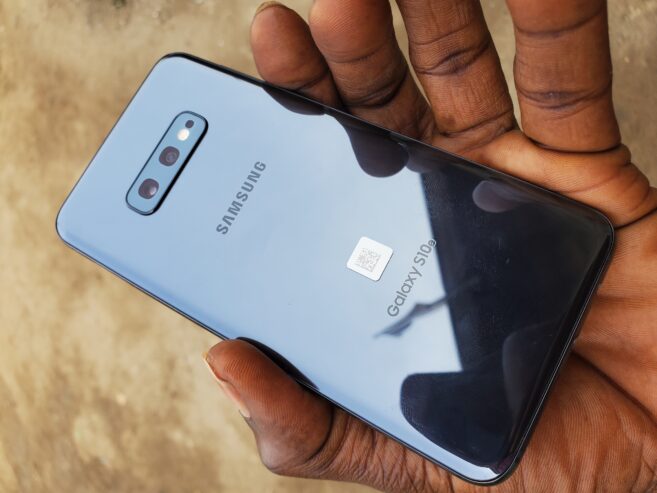 Almost New Samsung Galaxy S10e