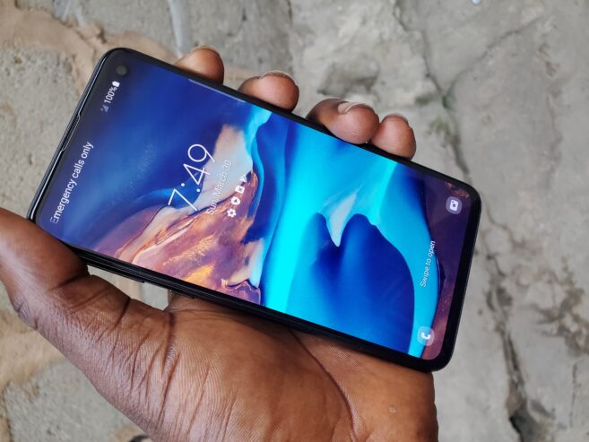 Almost New Samsung Galaxy S10e