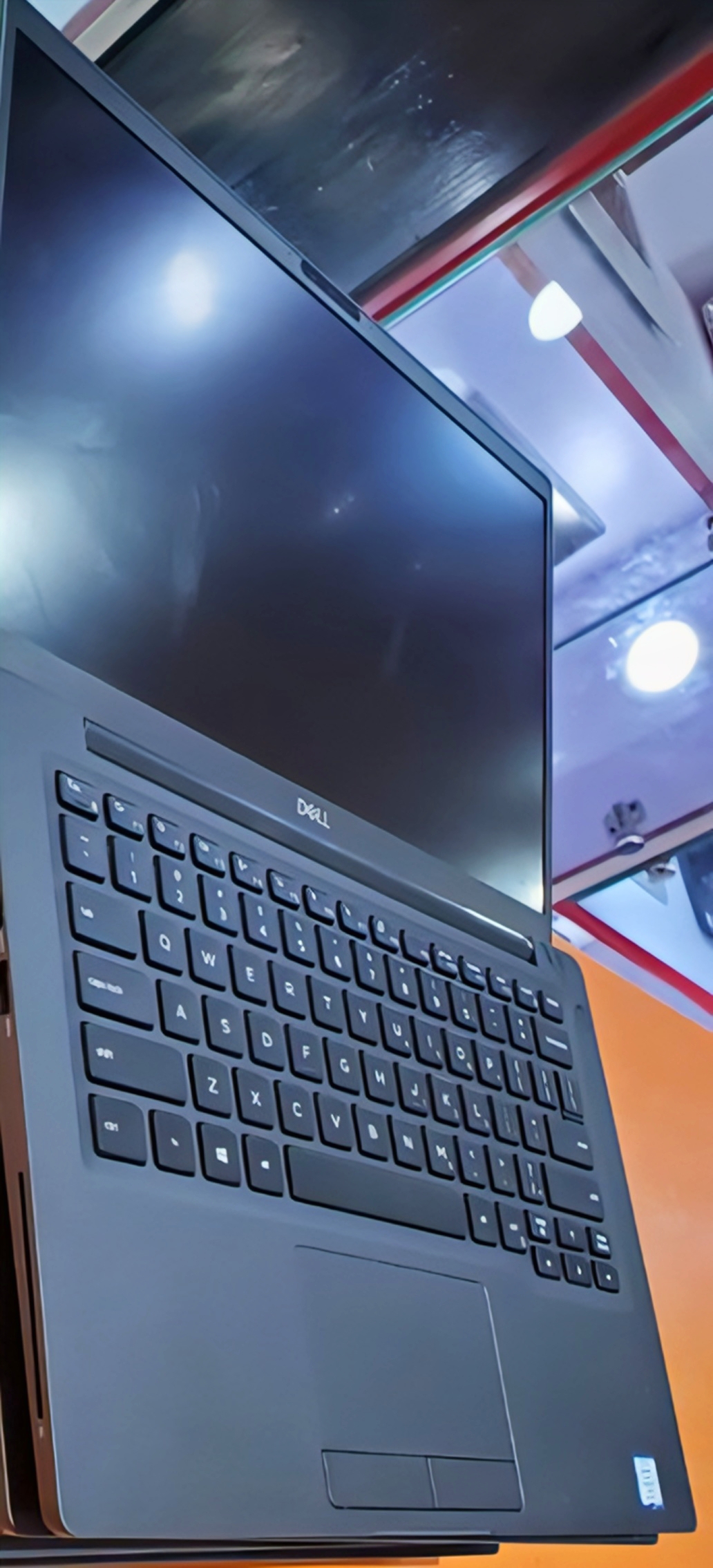 Dell latitude 7400 core i7 vpro 8 GB ram 256 SSD FACE ID