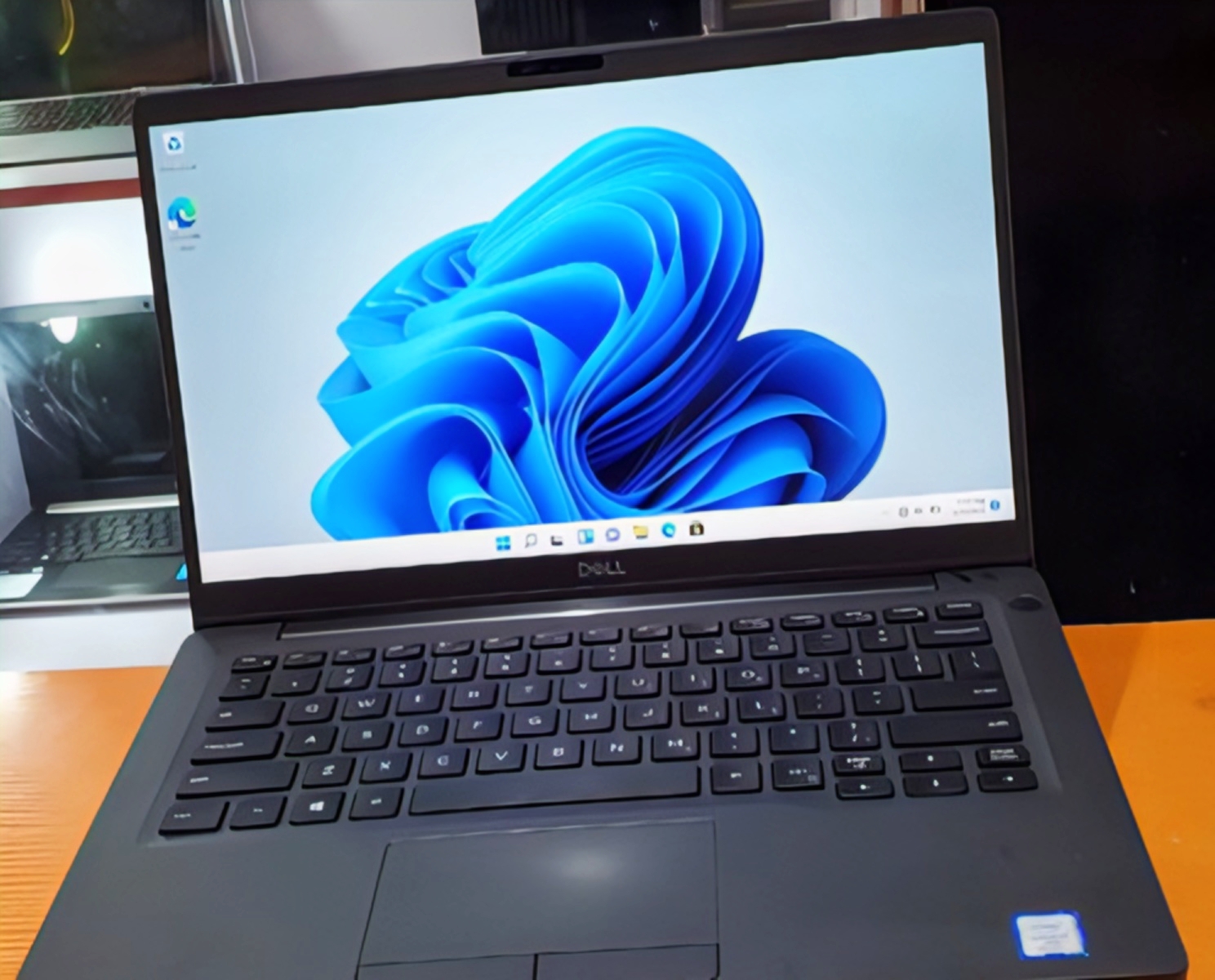 Dell latitude 7400 core i7 vpro 8 GB ram 256 SSD FACE ID