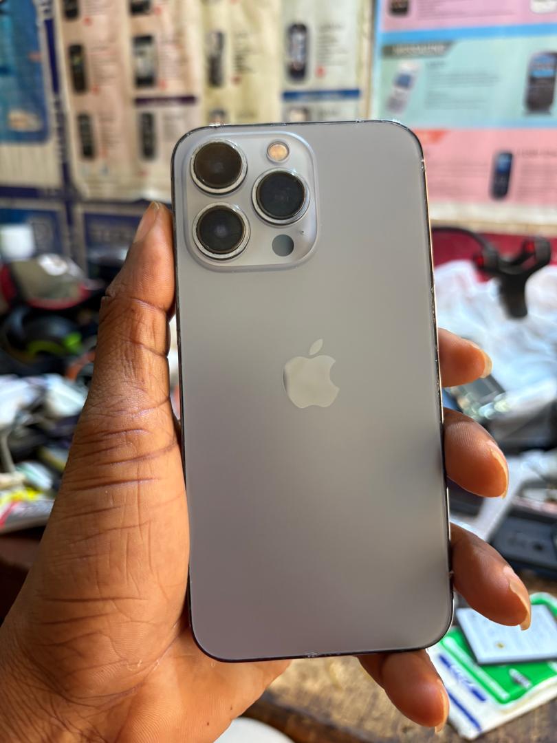 Original Apple iPhone 13 Pro, neatly used and in excellent condition.